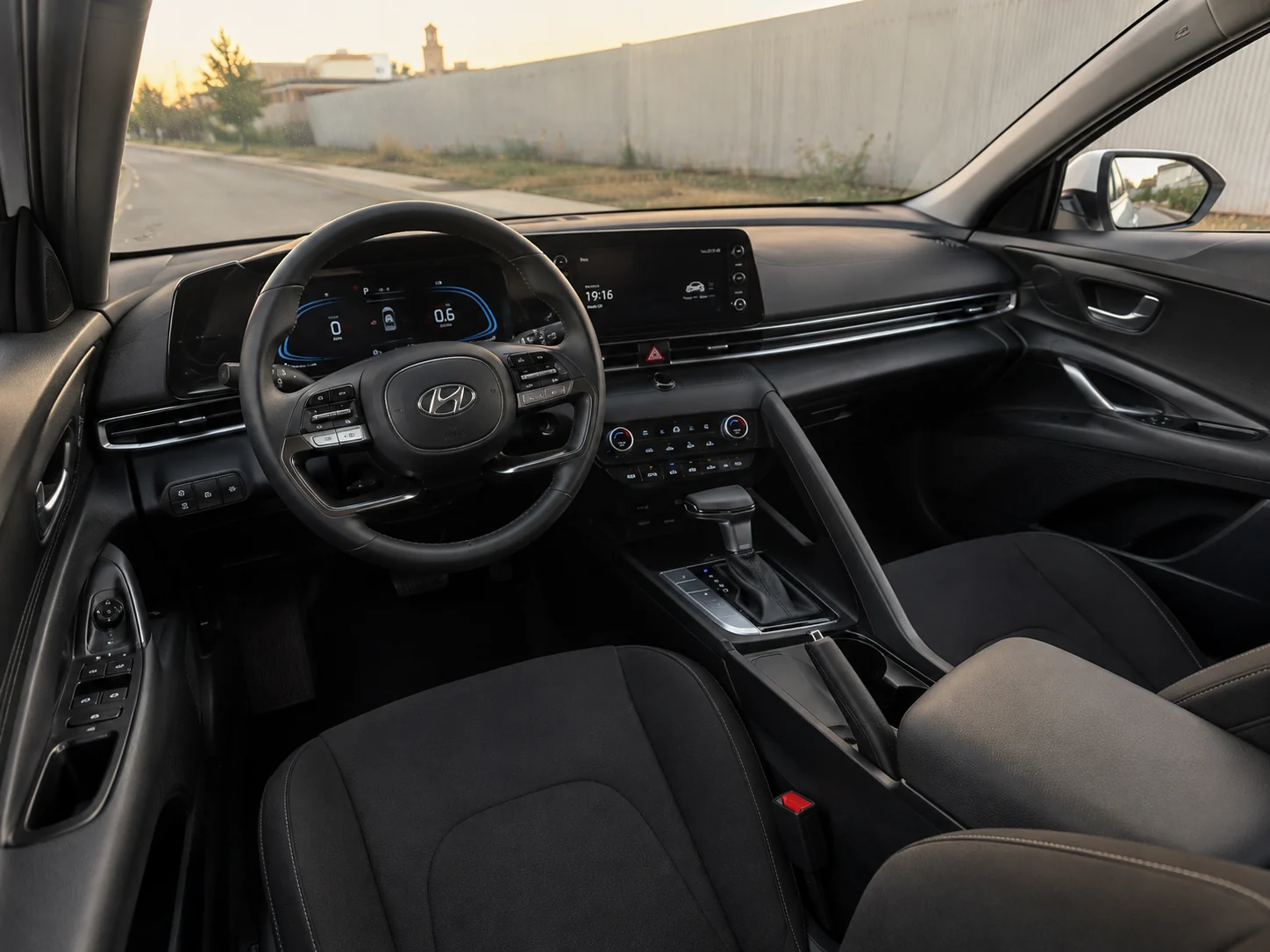 Hyundai Elantra Hybrid — фото 3