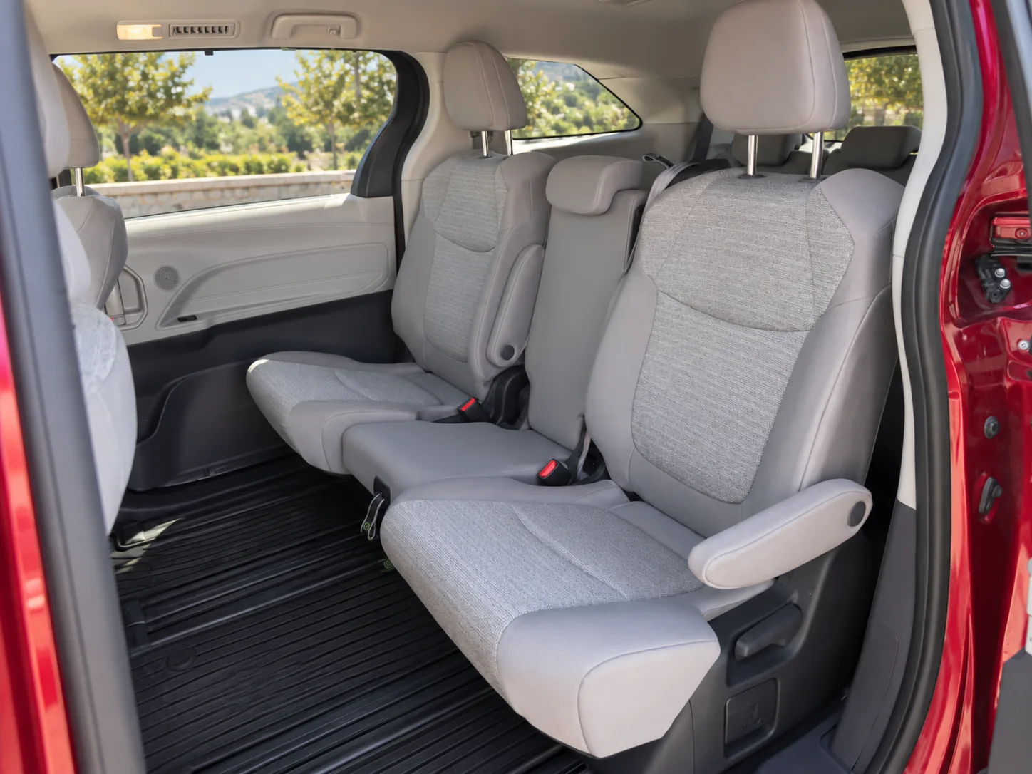 Toyota Sienna — фото 3